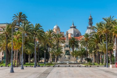 İspanya, Cartagena 'daki Santiago de Cuba ve Cavite kahramanlarının anıtı.