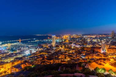 İspanyol şehri ve Alicante limanı gece görüşü