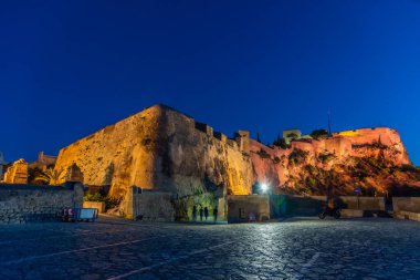 İspanya, Alicante 'deki Santa Barbara şatosunun gece manzarası