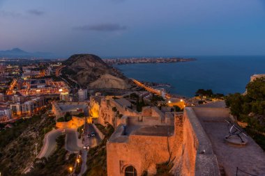 İspanya, Alicante 'deki Santa Barbara Kalesi' nden Cap de l 'Horta' nın gece görüşü