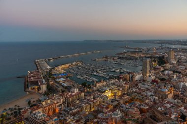 İspanyol şehri ve Alicante limanının gün batımı görünümü