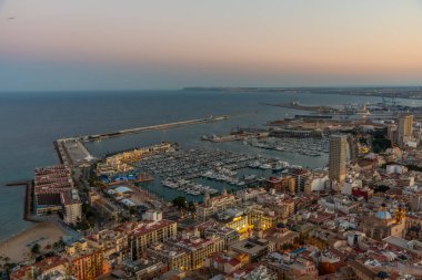 İspanyol şehri ve Alicante limanının gün batımı görünümü