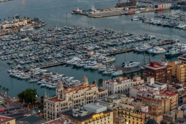 Marina 'nın Alicante, İspanya Limanı' ndaki havadan görüntüsü