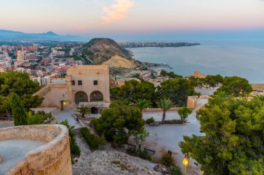 İspanya, Alicante 'deki Santa Barbara Kalesi' nden Cap de l 'Horta' nın gün batımı manzarası