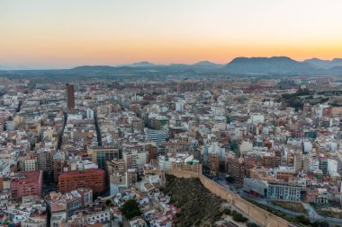 Alicante 'nin İspanya' daki günbatımı manzarası