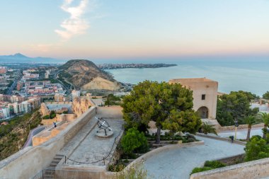 İspanya, Alicante 'deki Santa Barbara kalesinin günbatımı manzarası