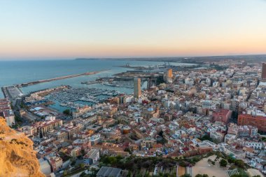 İspanyol şehri ve Alicante limanının gün batımı görünümü