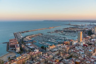 İspanyol şehri ve Alicante limanının gün batımı görünümü