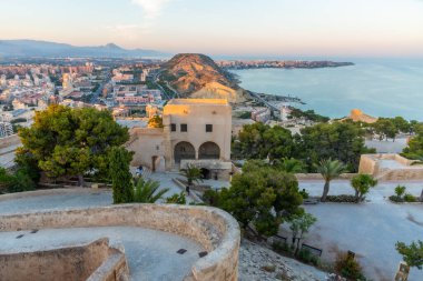 İspanya, Alicante 'deki Santa Barbara kalesinin gün batımı manzarası