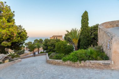 İspanya, Alicante 'deki Santa Barbara kalesinin gün batımı manzarası