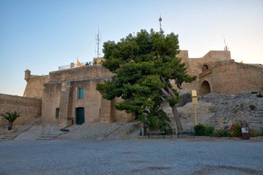 İspanya, Alicante 'deki Santa Barbara kalesinin gün batımı manzarası