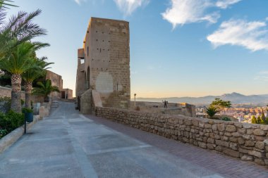 İspanya, Alicante 'deki Santa Barbara kalesinin gün batımı manzarası