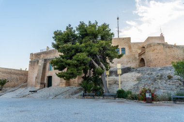 İspanya, Alicante 'deki Santa Barbara kalesinin gün batımı manzarası