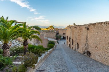 İspanya, Alicante 'deki Santa Barbara kalesinin gün batımı manzarası