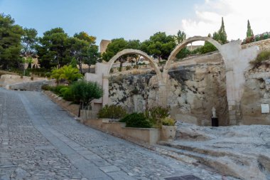 İspanya, Alicante 'deki Santa Barbara kalesinin gün batımı manzarası