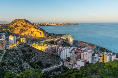 İspanya, Alicante 'deki Santa Barbara Kalesi' nden Cap de l 'Horta' nın gün batımı manzarası