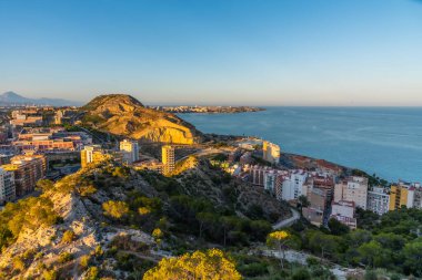 İspanya, Alicante 'deki Santa Barbara Kalesi' nden Cap de l 'Horta' nın gün batımı manzarası