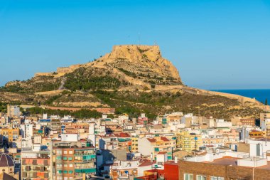 İspanya 'nın Alicante kasabasına bakan Santa Barbara Kalesi