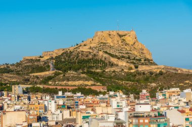 İspanya 'nın Alicante kasabasına bakan Santa Barbara Kalesi