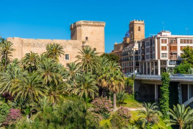 İspanya 'nın Elche şehrinde Vinalopo nehrinin arkasında Altamira Sarayı görüldü.