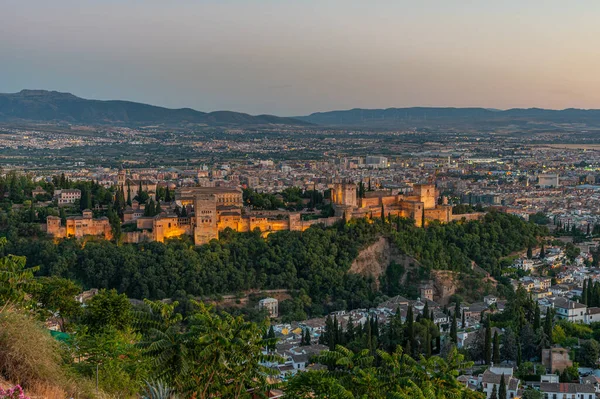 Granada, İspanya 'da Alhambra' nın gün batımı manzarası