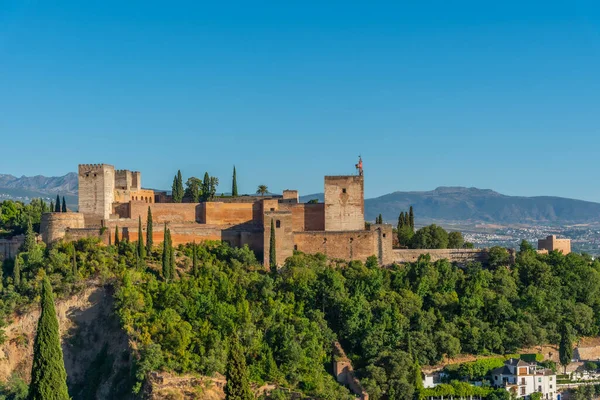 Güneşli bir günde Alhambra Panoraması, Granada, İspanya