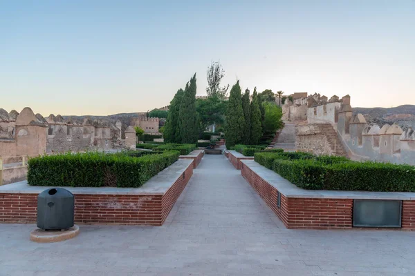 スペインのアルメリアにあるアルカサバ要塞の庭園の夕景 — ストック写真