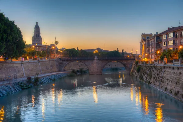 Murcia, İspanya 'da katedrali ve Puente de los peligros olan Segura' nın Riverside 'ı.