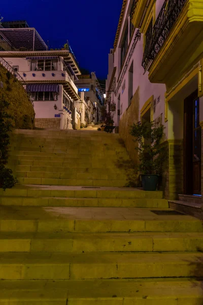 スペインのアリカンテの旧市街で最も狭い通り — ストック写真