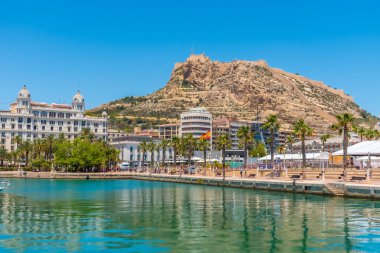 İspanya 'da Alicante limanına bakan Santa Barbara Kalesi