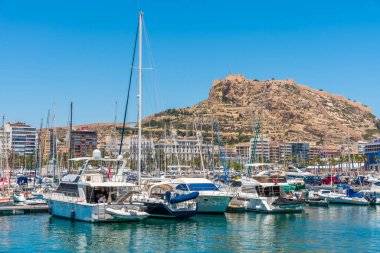 İspanya 'da Alicante limanına bakan Santa Barbara Kalesi