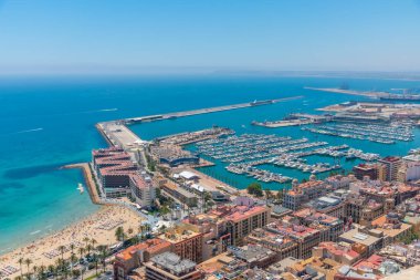 İspanyol şehri ve Alicante limanının havadan görüntüsü