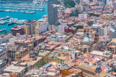 İspanyol şehri ve Alicante limanının havadan görüntüsü