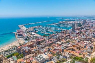 İspanyol şehri ve Alicante limanının havadan görüntüsü