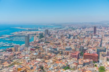 İspanyol şehri ve Alicante limanının havadan görüntüsü