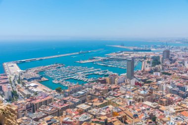 İspanyol şehri ve Alicante limanının havadan görüntüsü