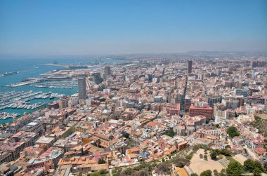 İspanyol şehri ve Alicante limanının havadan görüntüsü