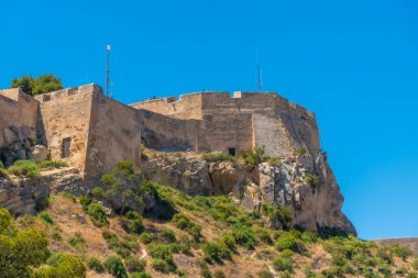 İspanya 'nın Alicante kasabasına bakan Santa Barbara Kalesi