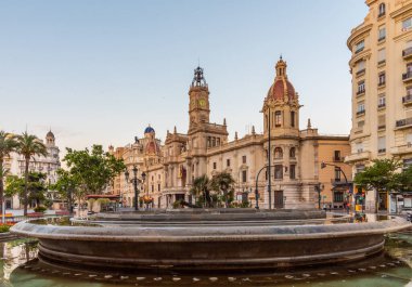 Valensiya 'daki bir çeşmenin arkasındaki belediye binasında.