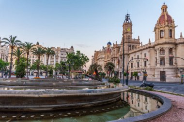 Valensiya 'daki bir çeşmenin arkasındaki belediye binasında.