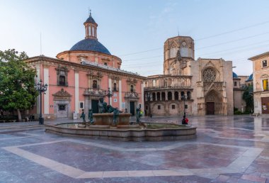 Valencia 'daki Basilica de la Virgen de los Desamparados ve Katedral Plaza de la Virgen, İspanya