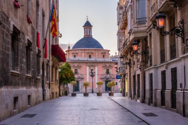 İspanya, Valencia 'da dar bir sokaktan Basilica de la Virgen de los Desamparados' un gündoğumu manzarası
