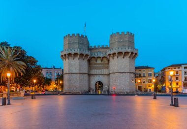 İspanya, Valencia 'da Torres des Sarranos' un gündoğumu manzarası
