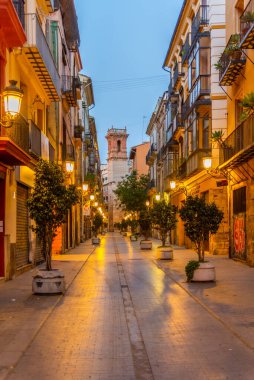 Carrer 'ın gündoğumu manzarası Serrans Caddesi' ni gösteriyor. Valencia, İspanya 'daki Torre de Sant Bartomeu kulesine götürüyor.