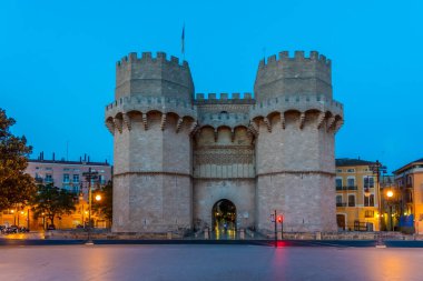 İspanya, Valencia 'da Torres des Sarranos' un gündoğumu manzarası