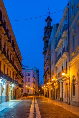İspanya, Valencia 'nın merkezinde dar bir caddenin gün doğumu manzarası