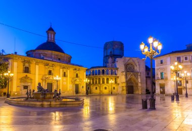 Valencia, İspanya 'daki Plaza de la Virgen' in gece manzarası