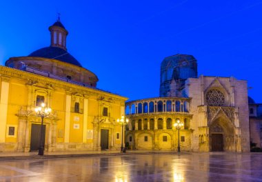 İspanya 'nın başkenti Plaza de la Virgen' den Valencia 'daki Basilica de la Virgen de los Desamparados ve Katedrali gece görüşü