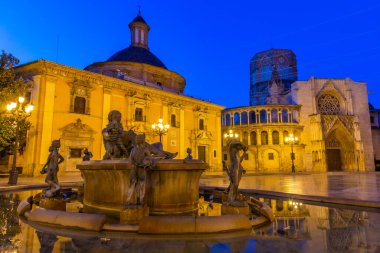 Valencia, İspanya 'daki Plaza de la Virgen' in gece manzarası