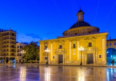 Valencia, İspanya 'daki Basilica de la Virgen de los Desamparados gece görüşü